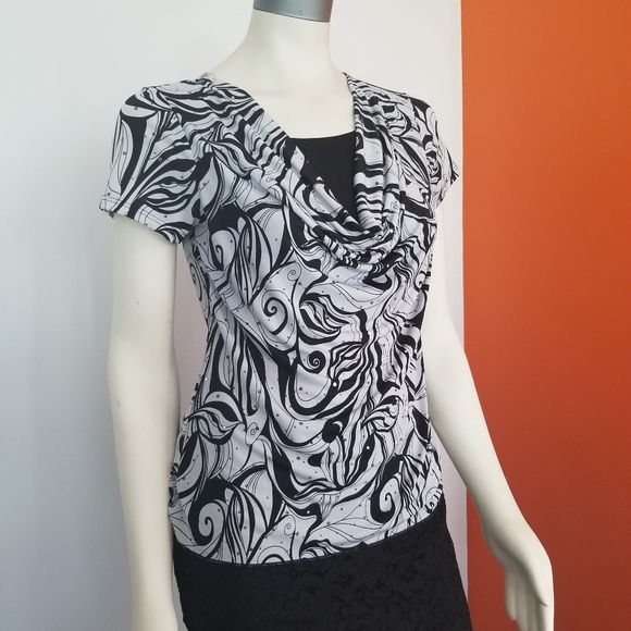 Beautiful blouse - Picture 2 of 3